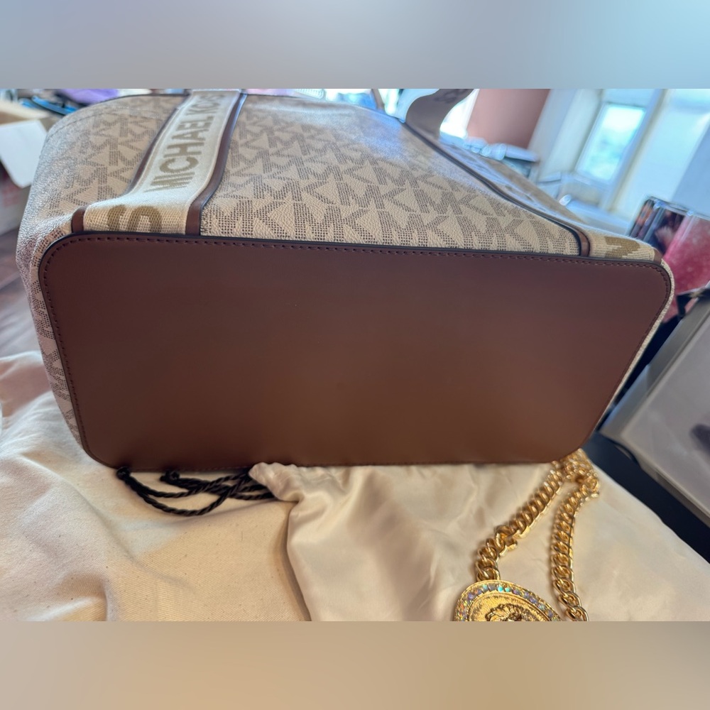 Michael Kors Bundle Raffle GiftAway $20X20 spots congrats @traci_decarlo!!! - Picture 6 of 16